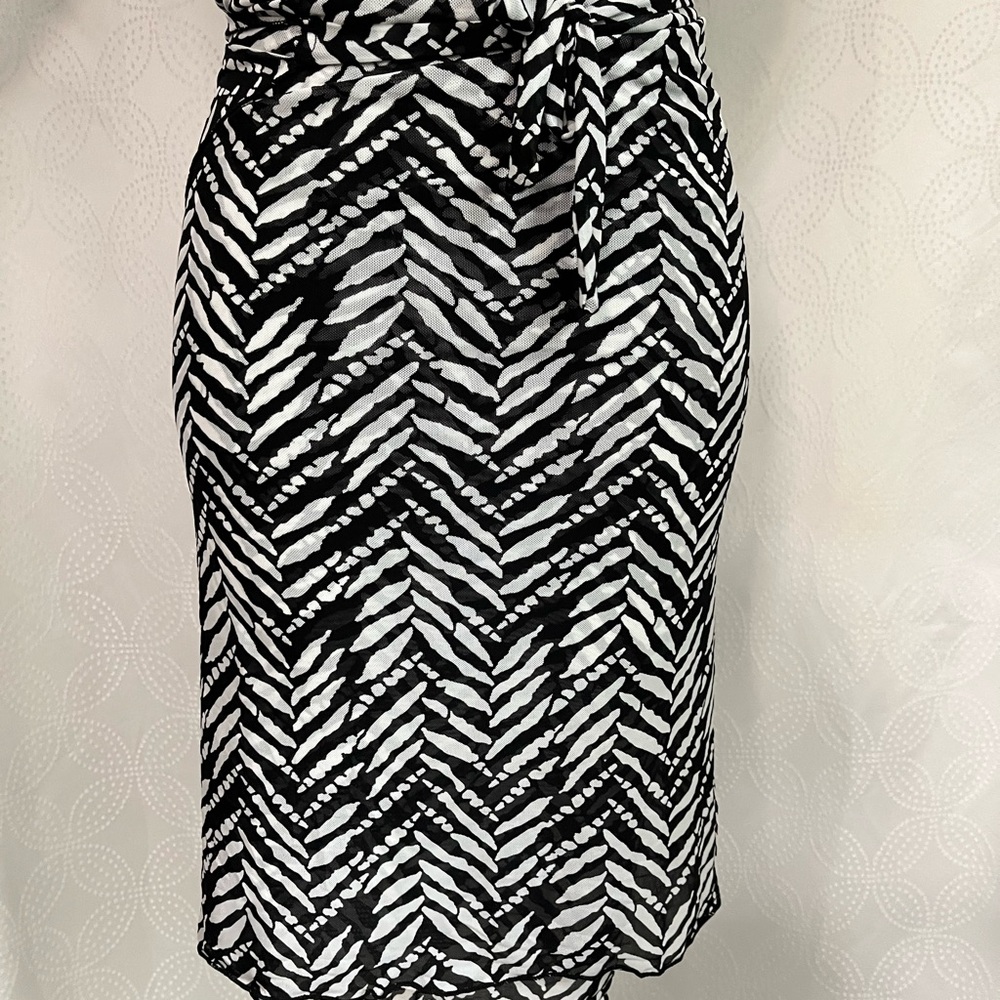 Black and White Chevron Mesh Sarong